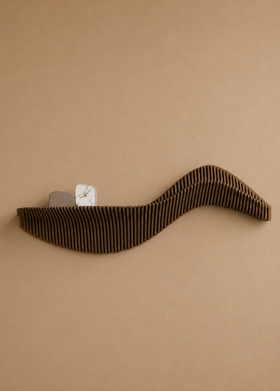 Drift houten wandobject S-vorm in Walnut Brown – Studio Muur