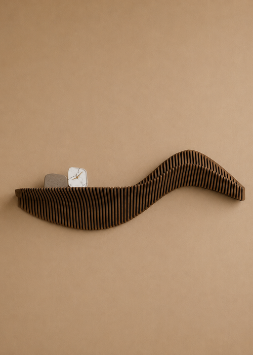 Drift houten wandobject S-vorm in Walnut Brown – Studio Muur