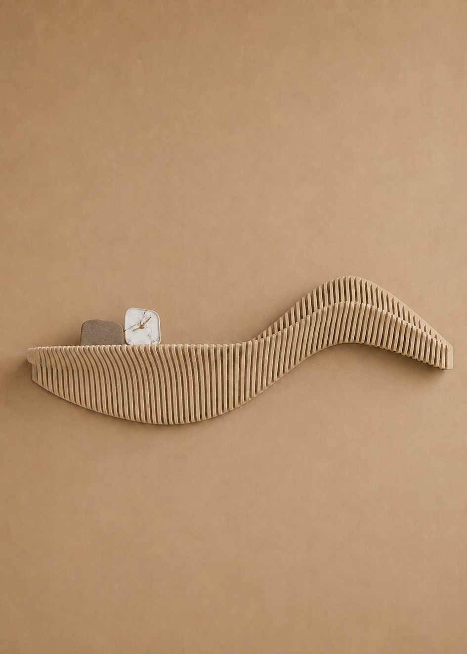 Drift houten wandobject S-vorm in Sand – Studio Muur